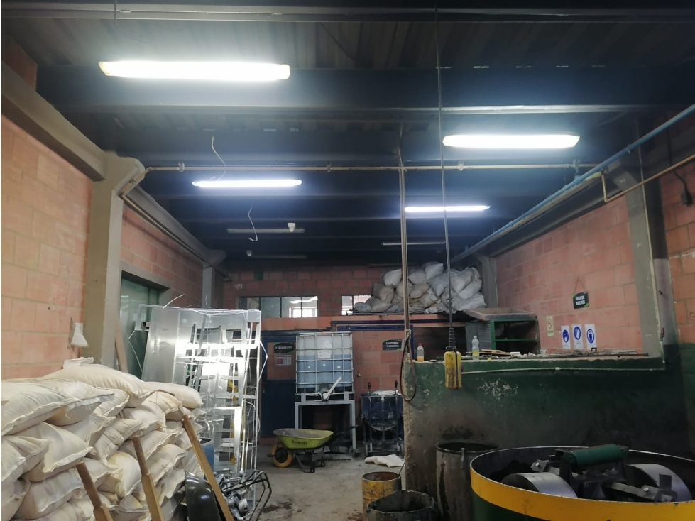 VENTA EDIFICIO MULTISERVICIOS 805.99M² — foto 2