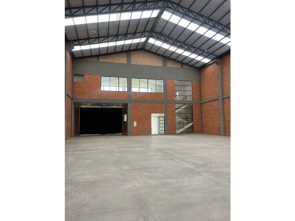 ARRIENDA BODEGA 668 M2 MADRID - 2