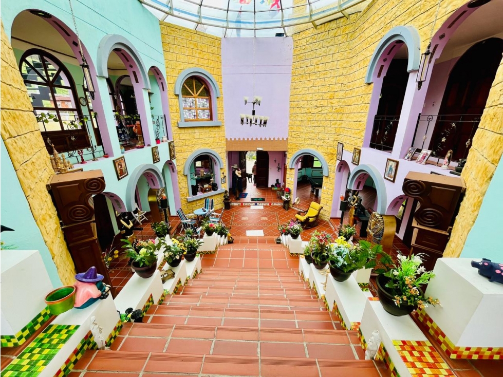 SE VENDE CASTILLO MODERNO 4.000 M2 - 2
