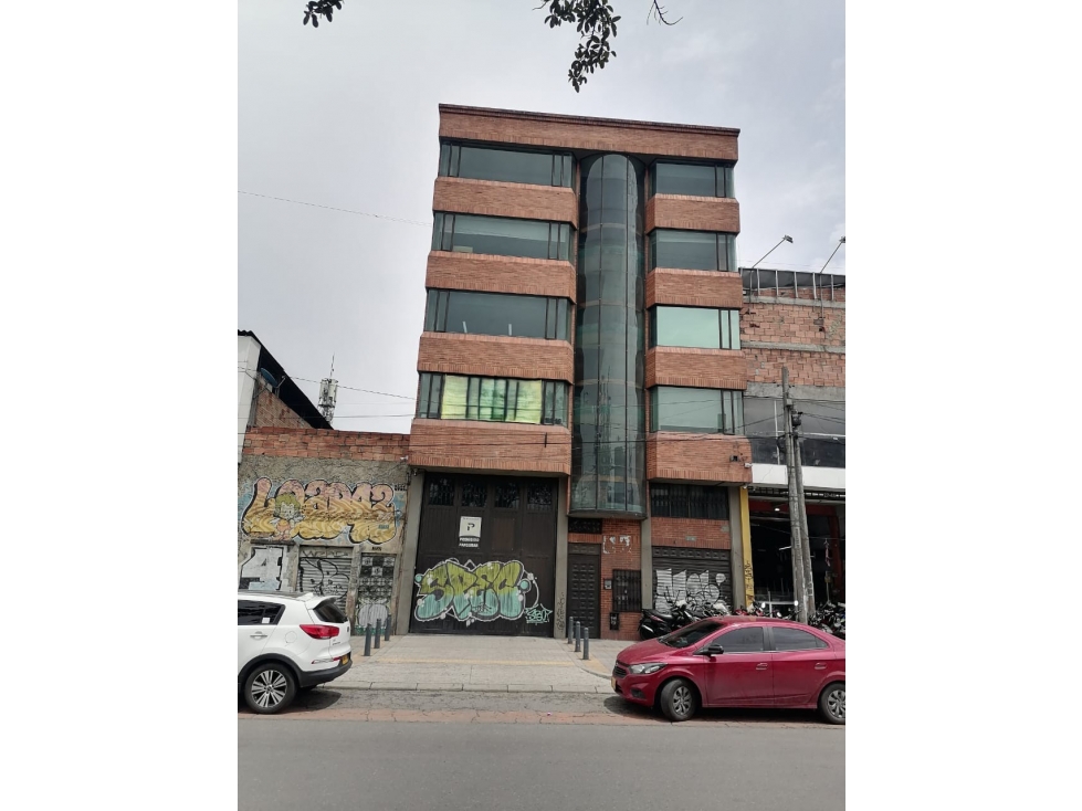 VENTA EDIFICIO MULTISERVICIOS 1.807m²