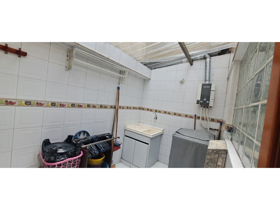 En venta Casa De 3 Pisos En Américas Occidental- Amplia y versatil — foto 3