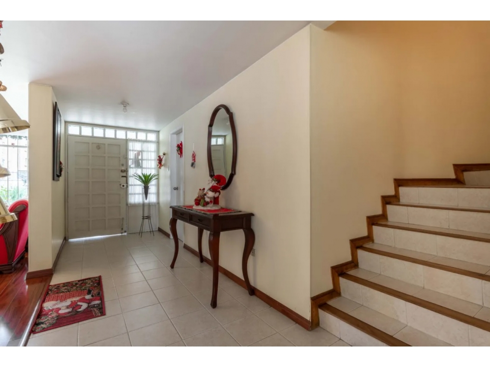 Amplia Casa en Alcalá |187m² Construidos -Lote de 203m² |4 Garaje BBQ — foto 5