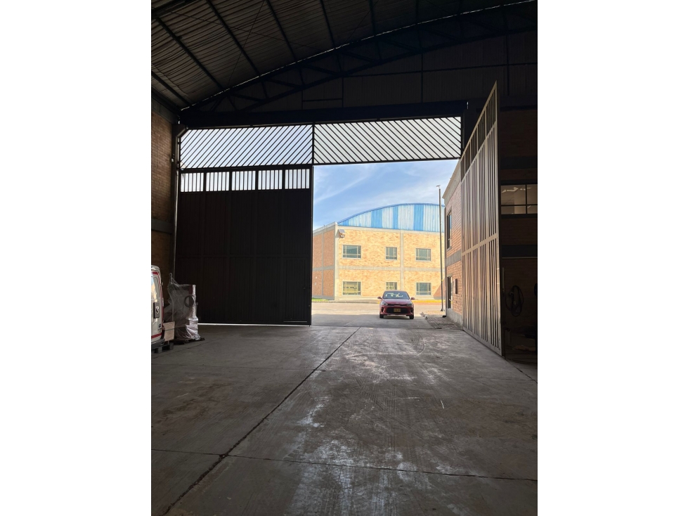 SE VENDE BODEGA 2.500 M2 MOSQUERA - 2