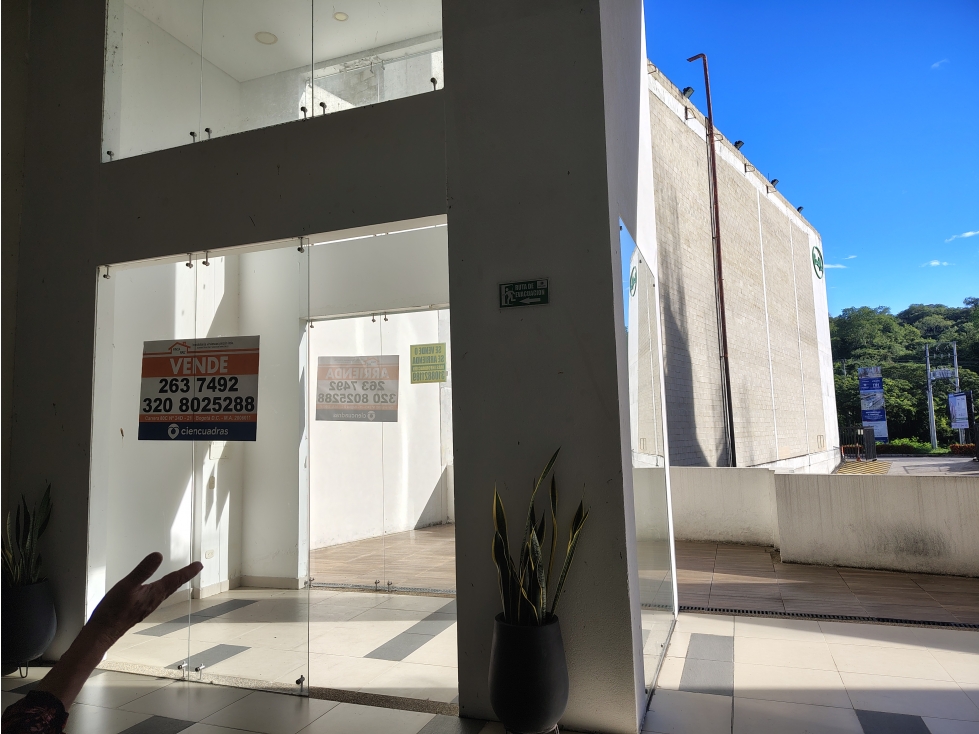 SE VENDE LOCAL 196 EN CENTRO COMERCIAL PEÑALISA - 2