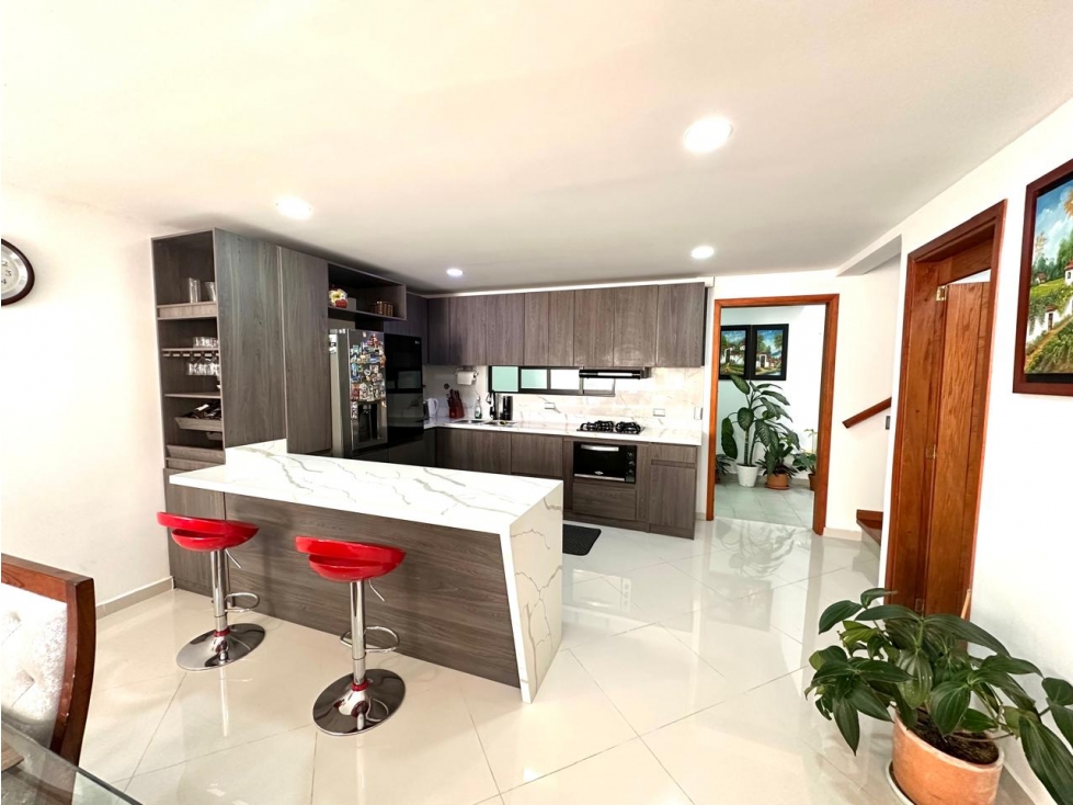 Vendo moderna Casa El Retiro, 2 pisos, Unidad abierta