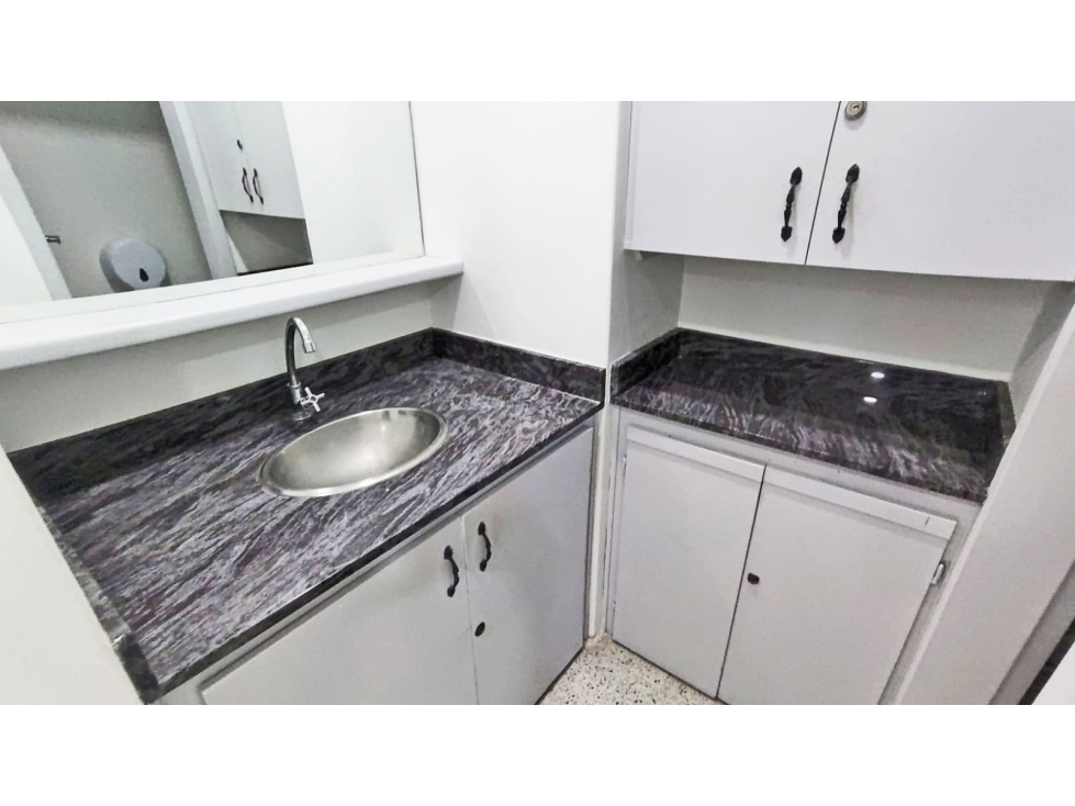 Vendo para inversionista rentando 0.62% neto consultorios El Poblado — foto 6