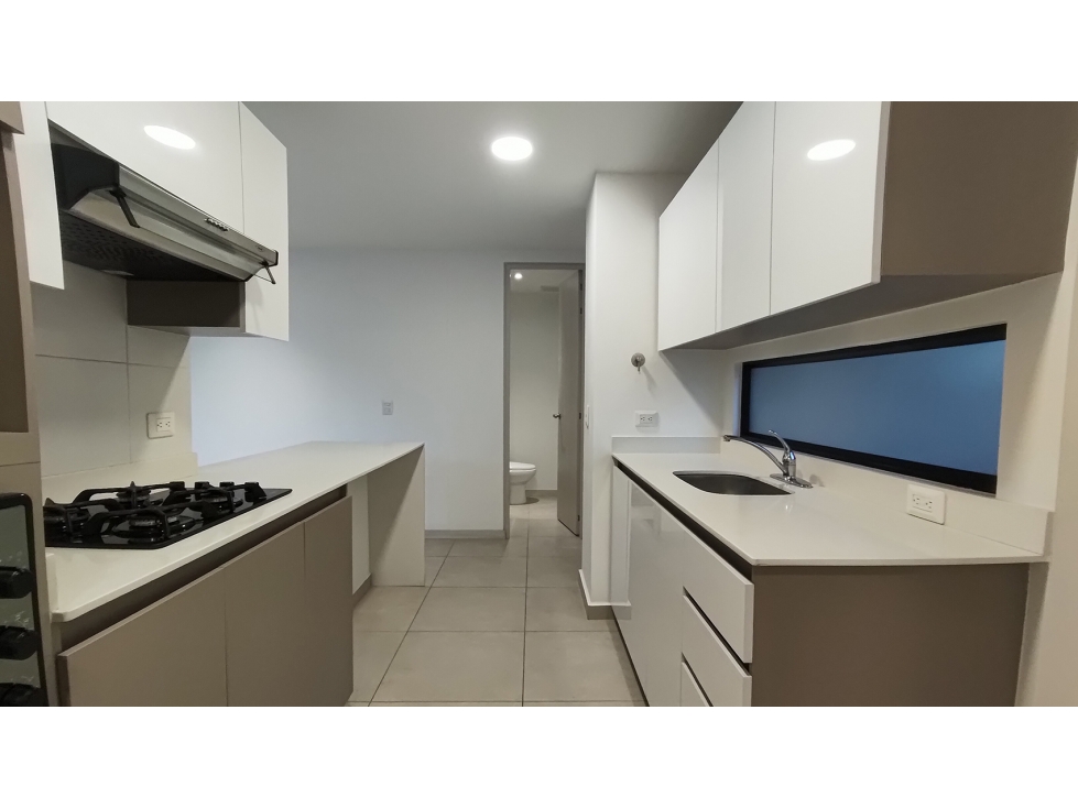 Vendo apto sector Castropol, muy nuevo, piso alto con buena vista — foto 3