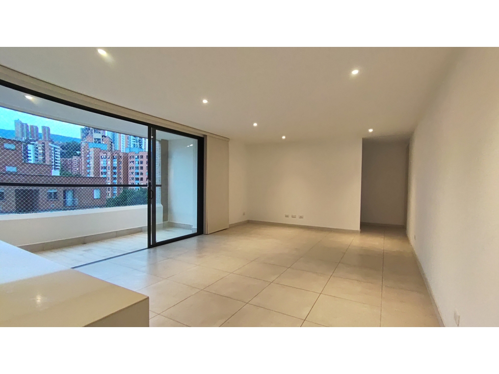 Vendo apto sector Castropol, muy nuevo, piso alto con buena vista