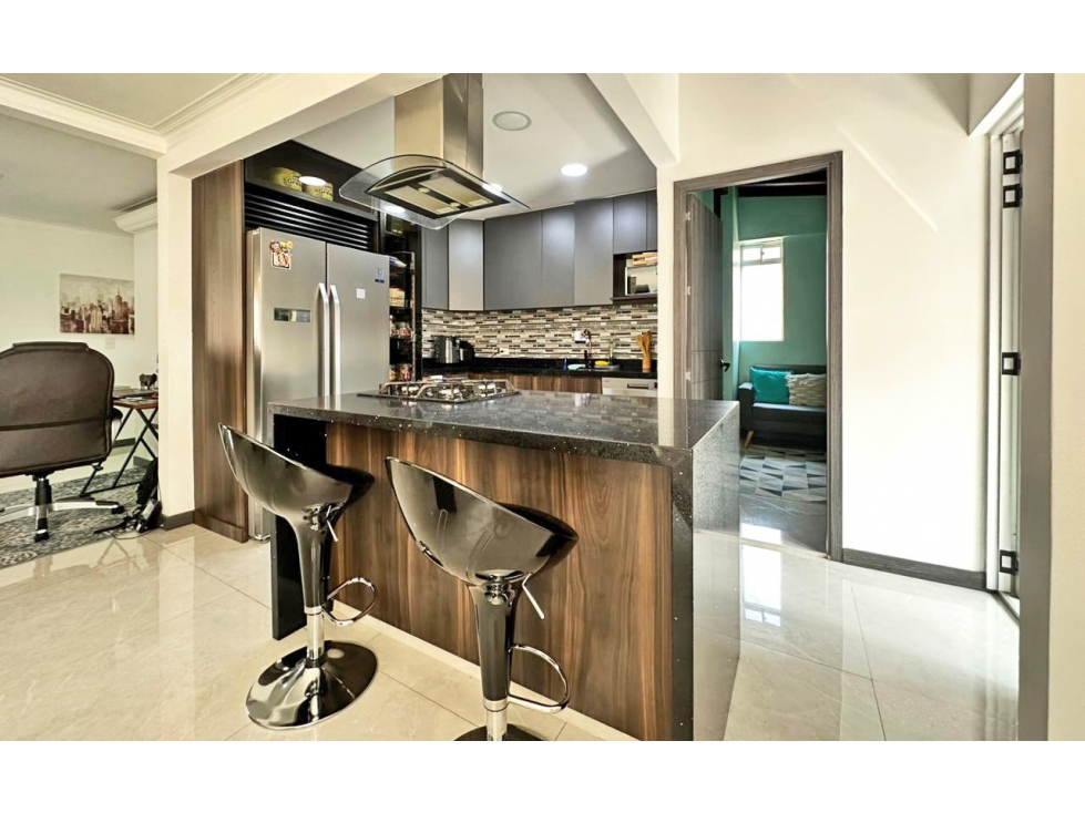 Vendo apto remodelado en Laureles, ultimo piso con buena vista
