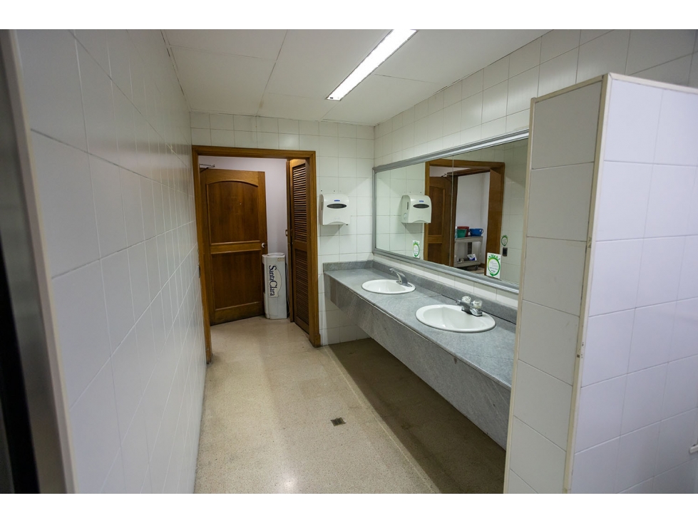 Vendo oficina de gran tamaño de 3 pisos en el centro, piso alto. — foto 5