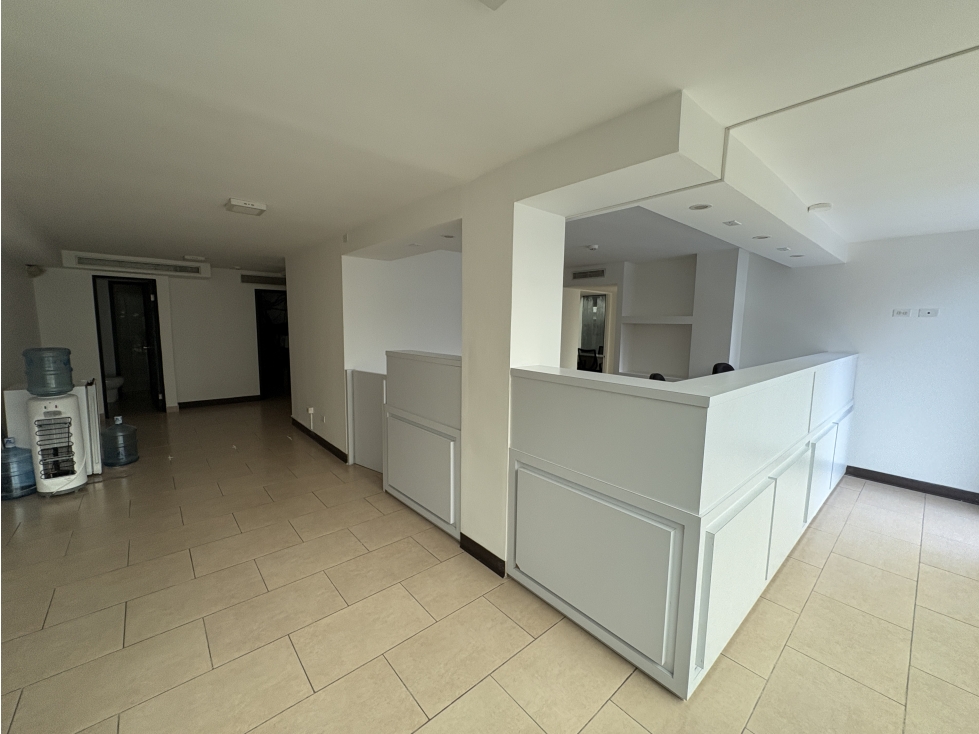 Oficina en Alquiler Calle 50 Panamá PH Embajador - 131m2 - JAC