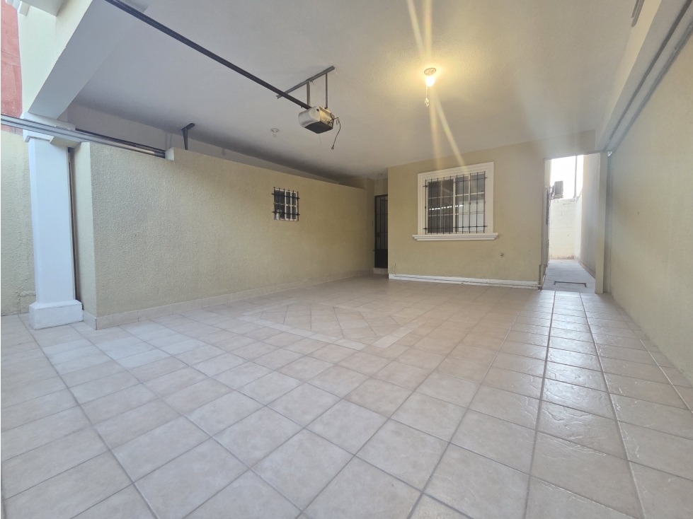 Casa con Oficina en planta baja. Sector Quintas del Valle - 3