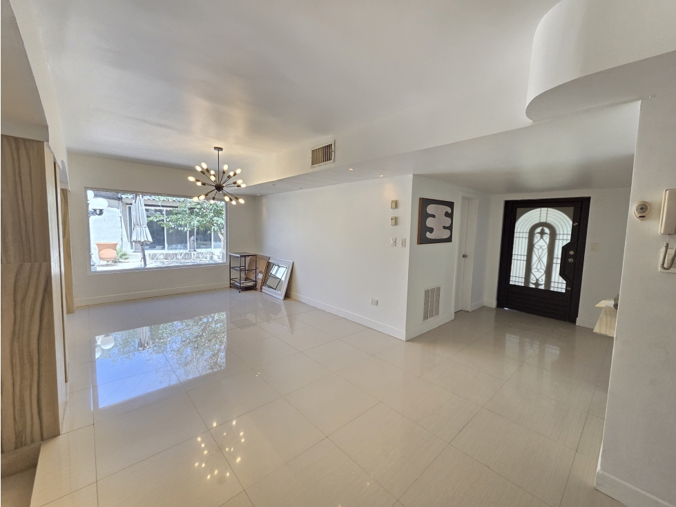 RESIDENCIA EQUIPADA | Gimnasio, Billar y 388m² de Construcción. — foto 4