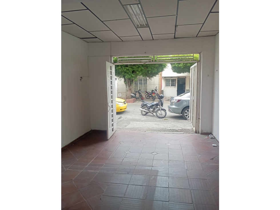 SE ARRIENDA LOCAL EN CESPEDES - 2