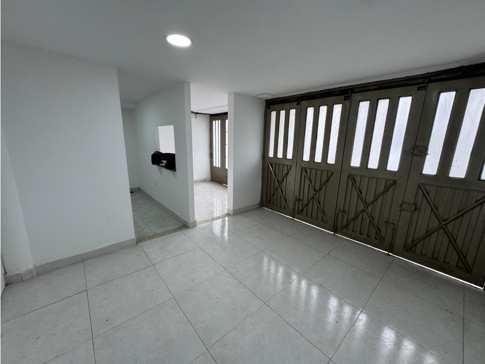 SE RENTA CASA EN EL PRIMER PISO EN EL CENTRO DE ARMENIA