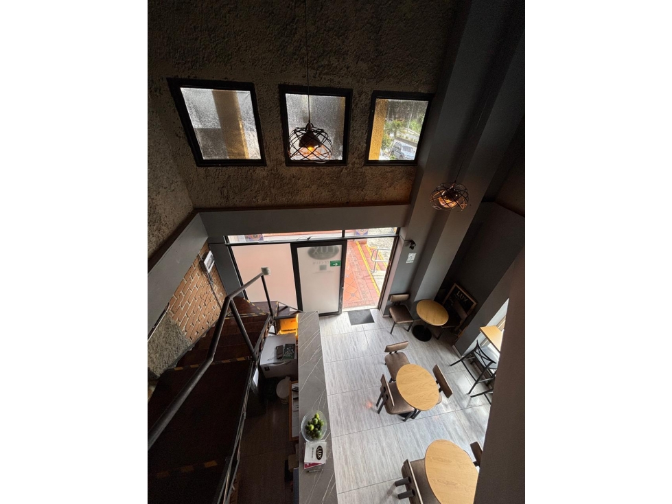 SE VENDE LOCAL COMERCIAL EN MALL AVENIDA - 5