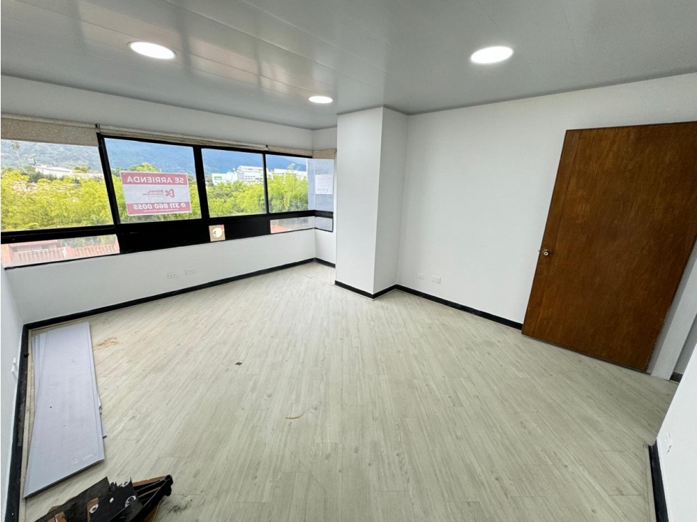 EN VENTA CONSULTORIO, OFICINA O LOCAL MEDICO COMERCIAL EN FUNDADORES - 1