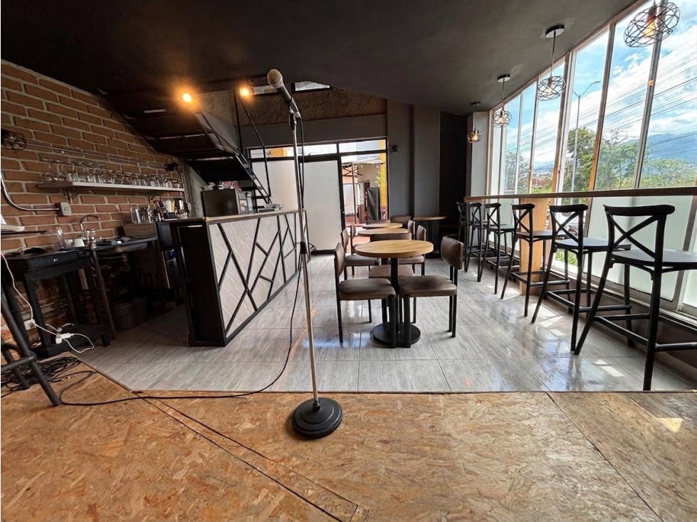 SE VENDE LOCAL COMERCIAL EN MALL AVENIDA - 2
