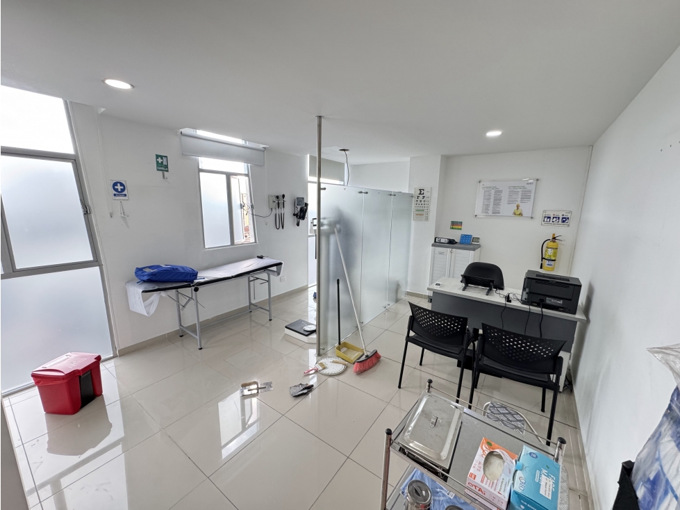 EN VENTA CONSULTORIO/OFICINA EN FUNDADORES ARMENIA
