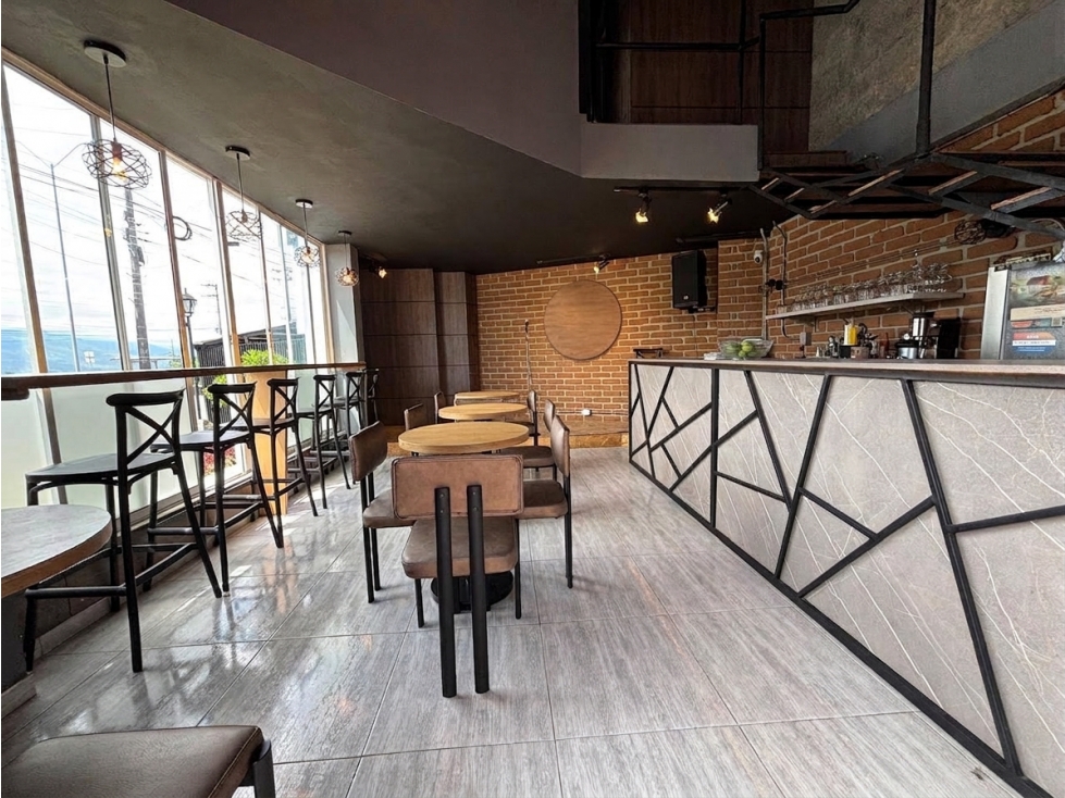 SE VENDE LOCAL COMERCIAL EN MALL AVENIDA - 3