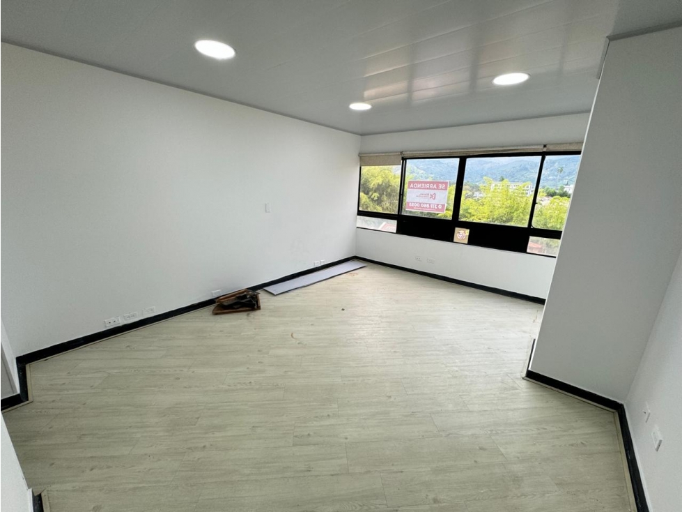 EN VENTA CONSULTORIO, OFICINA O LOCAL MEDICO COMERCIAL EN FUNDADORES - 2