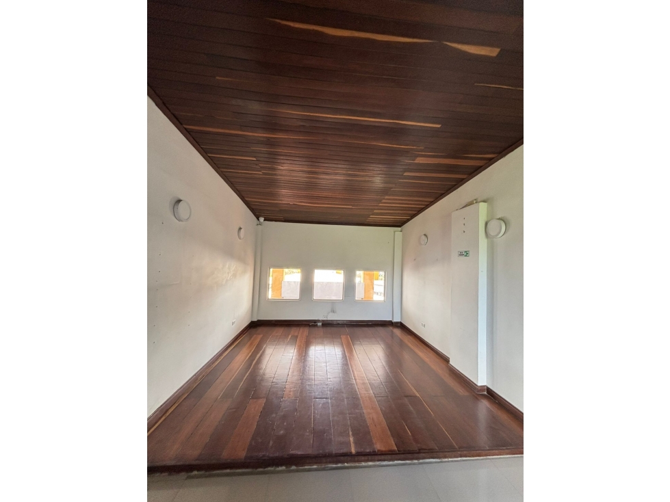 SE ARRIENDA LOCAL COMERCIAL EN MALL AVENIDA - 6