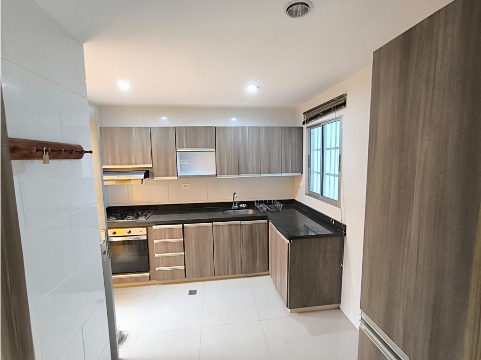 VENTA DE HERMOSA Y AMPLIA CASA EN CONJUTO CERRADO EN RIASCOS — foto 5
