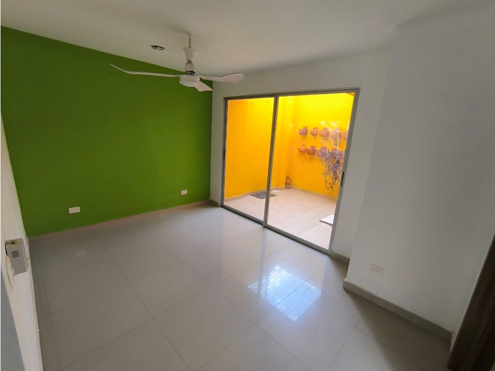 VENTA DE HERMOSA Y AMPLIA CASA EN CONJUTO CERRADO EN RIASCOS — foto 4