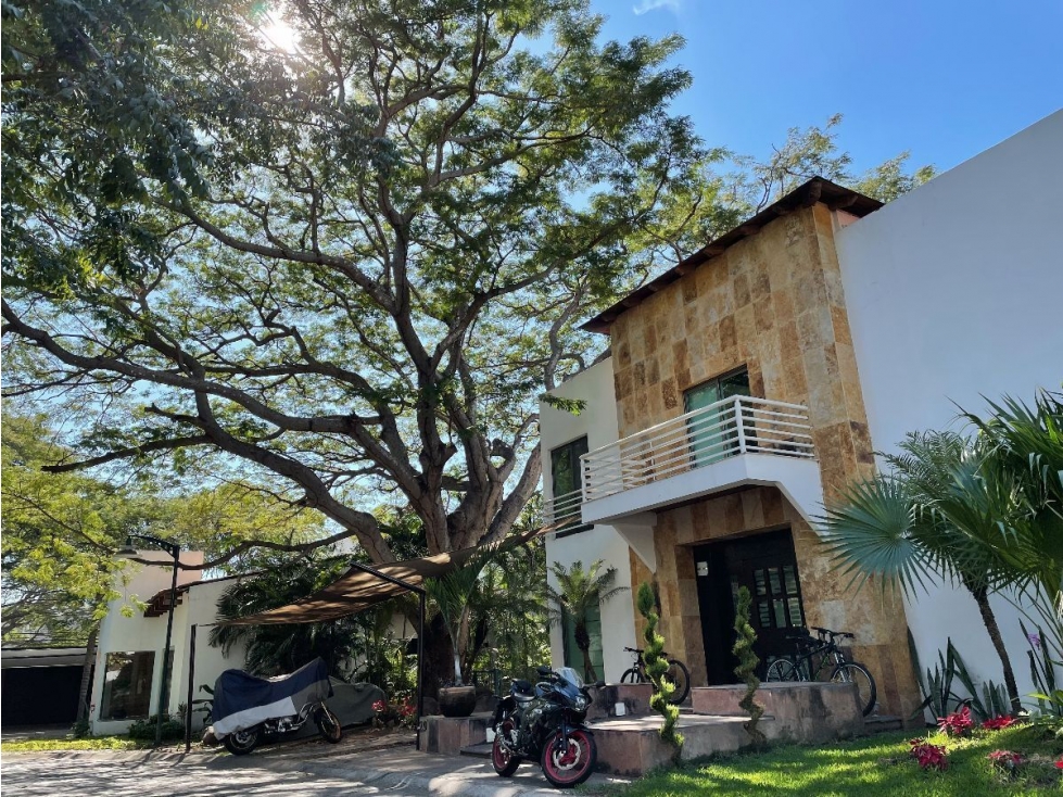 ESPECTACULAR CASA EN EL FRACCIONAMIENTO LAS PAROTAS EN COLIMA