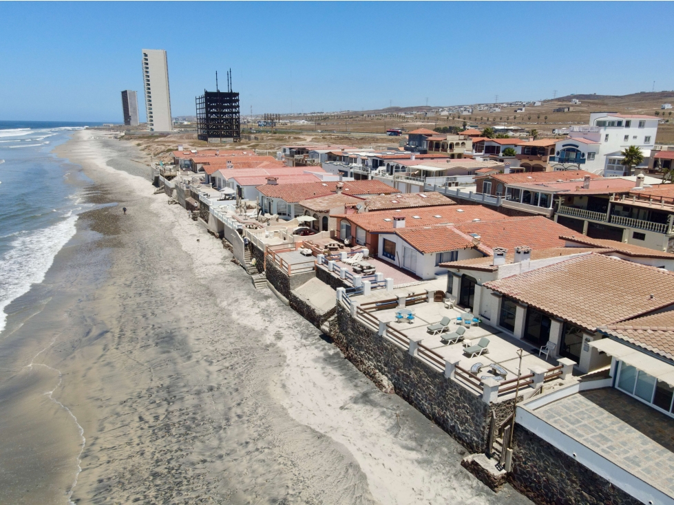 Casa Oceanfront en Venta Baja del Mar Rosarito. Acceso a Playa - 1