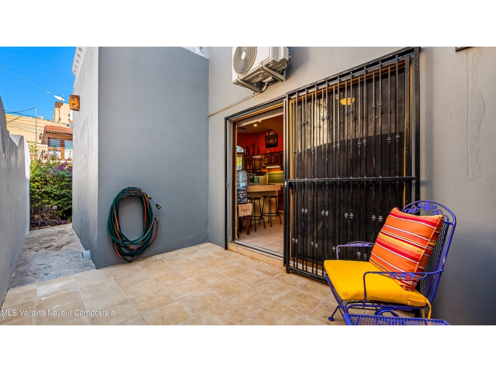 VENTA DE ENCANTADORA CASA MEXICANA CON PISCINA PRIVADA EN ZONA DORADA - 2