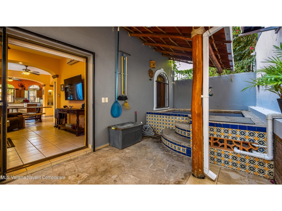 VENTA DE ENCANTADORA CASA MEXICANA CON PISCINA PRIVADA EN ZONA DORADA - 6