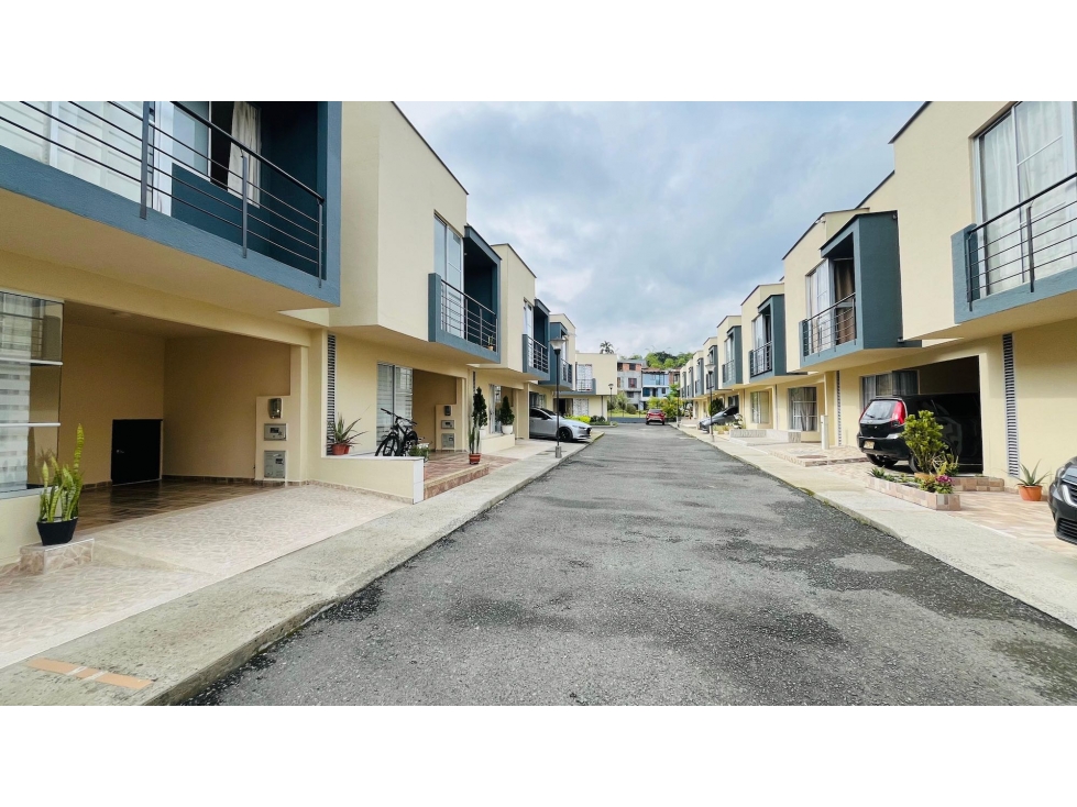 VENTA DE HERMOSA CASA CON AMPLIACION Y SIN VECINO ATRAS DOSQUEBRADAS