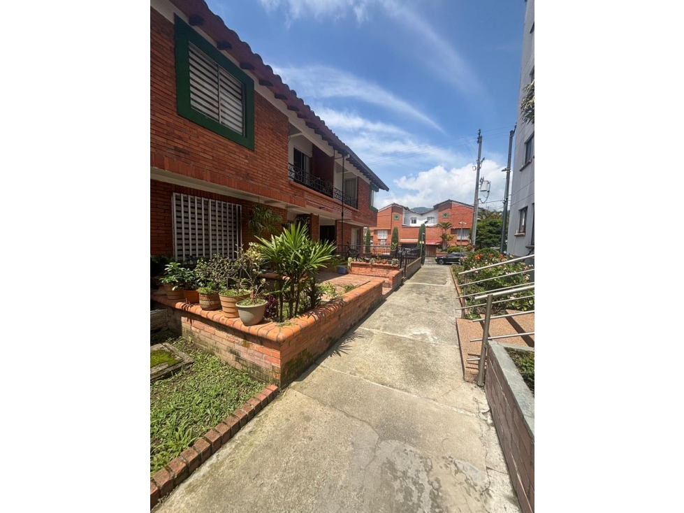 SE VENDE HERMOSA CASA SECTOR LA BADEA DOSQUEBRADAS