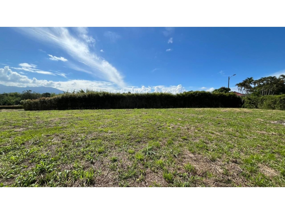 VENTA DE LOTE ESQUINERO COMPLETAMENTE PLANO SECTOR CERRITOS PEREIRA — foto 3