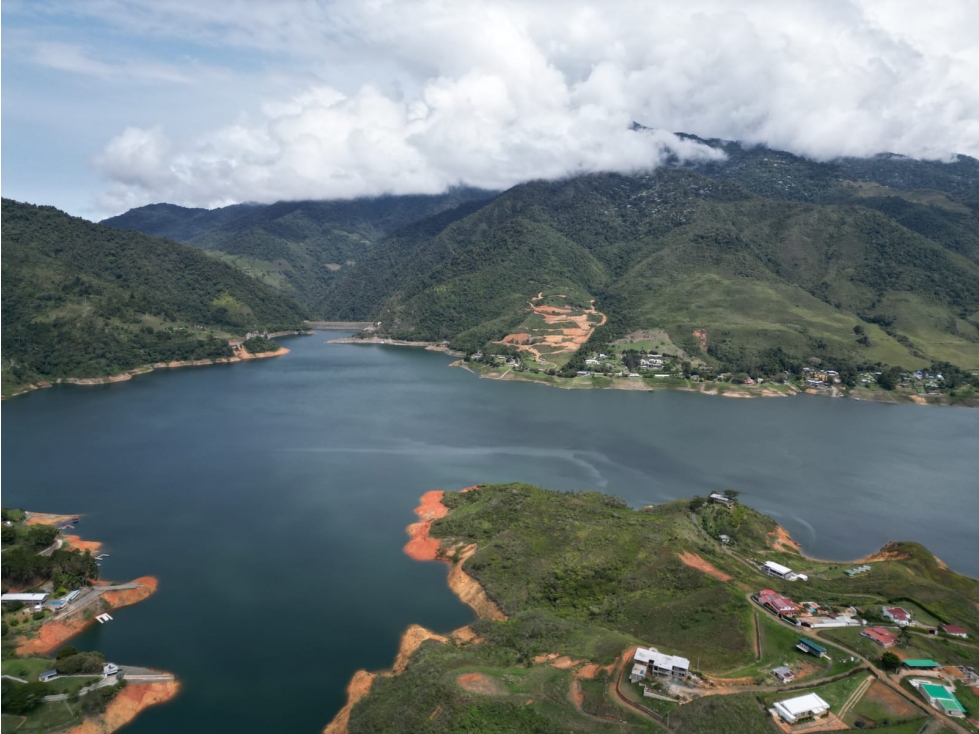 REF # 981A vendo lotes vía al Darién lago calima - 2