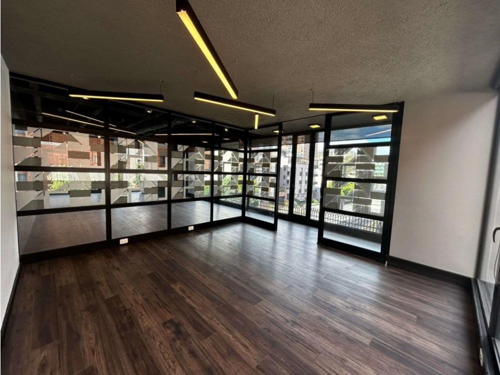 vendo o arriendo Oficina moderna y luminosa en el Retiro.
