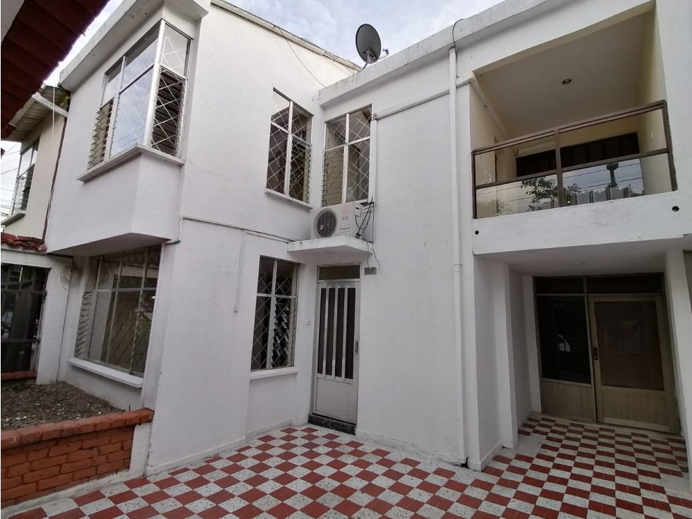 SE ARRIENDA CASA PARA USO COMERCIAL, DOS NIVELES, AREAS 190 MTS - 2