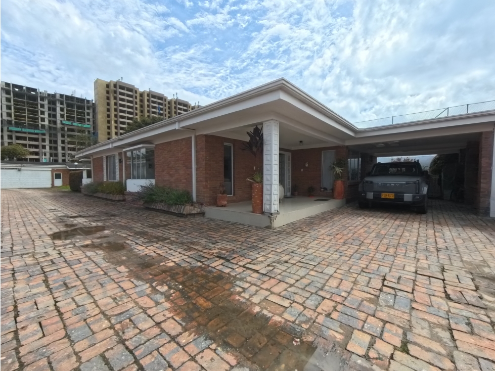 Casa en San José Bavaria, 240 m², lote de 800m²