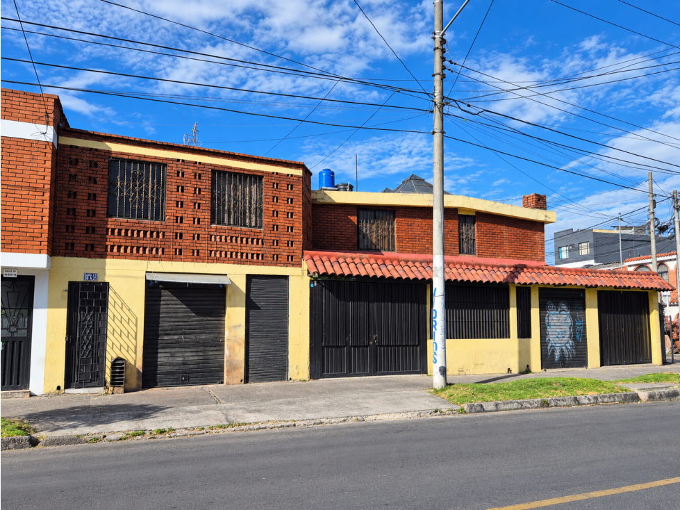 Casa esquinera en venta en El Jazmín con 2 apartamentos y 3 locales - 1