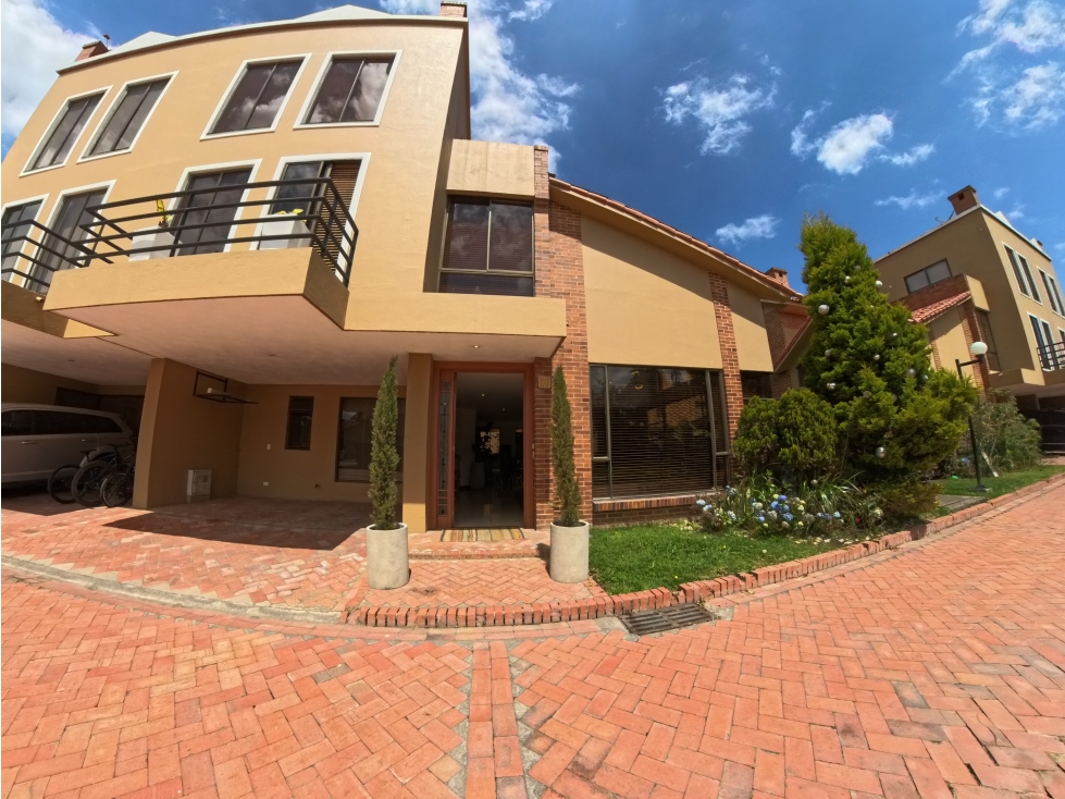 Casa en chia, 300 m² construidos. Valor: $1.300.000.000. - 2