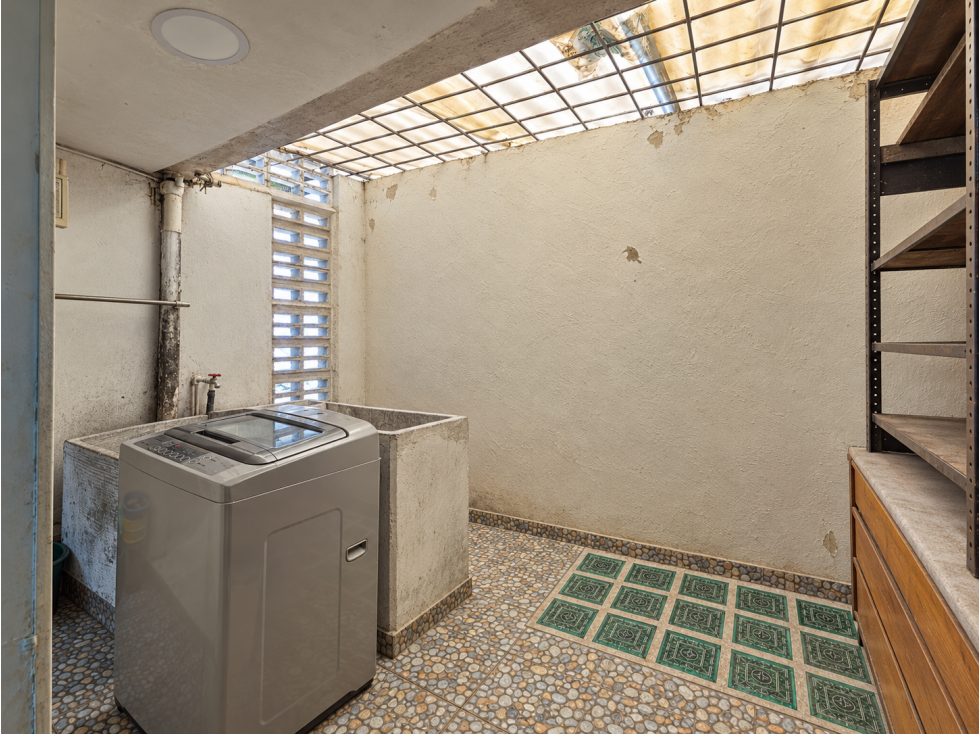 Casa esquinera en venta en El Jazmín con 2 apartamentos y 3 locales - 3