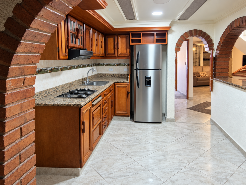 Casa esquinera en venta en El Jazmín con 2 apartamentos y 3 locales - 2
