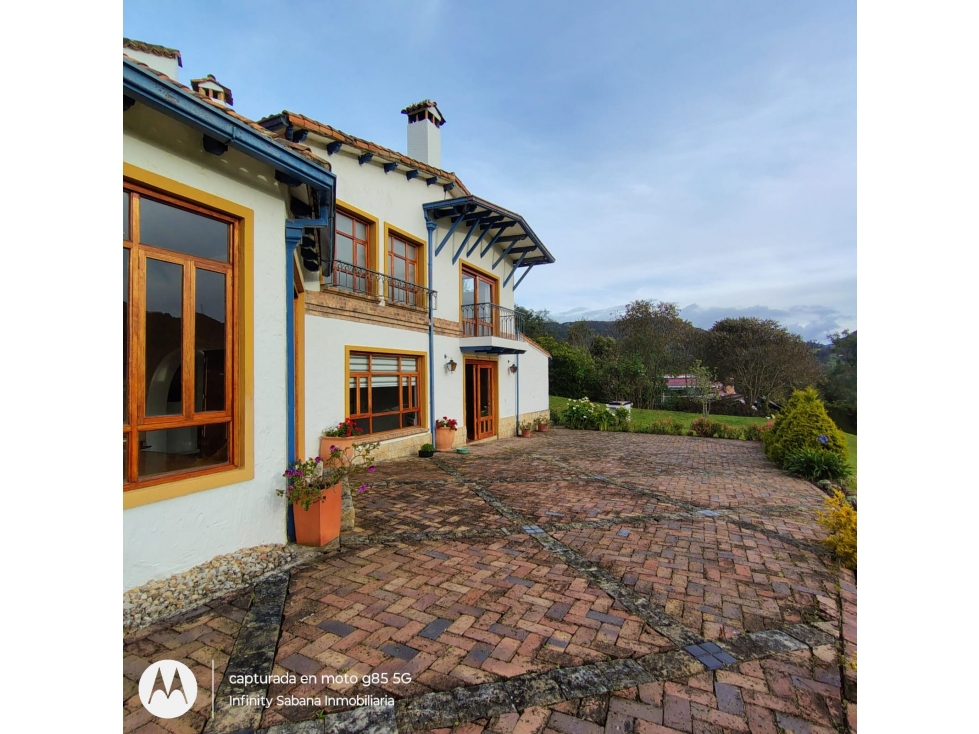 VENDO HERMOSA CASA EN LA CALERA