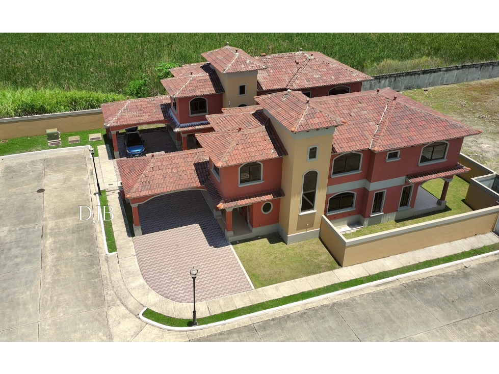 VENTA DE CASA DE ESQUINA NUEVA EN COSTA SUR