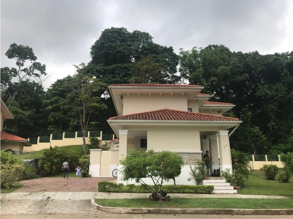 Venta de casa en Clayton - Sendero de camino de cruces