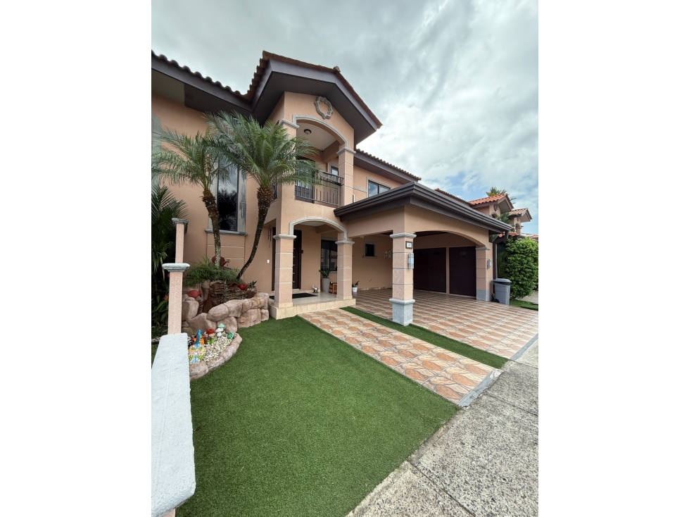 VENTA DE CASA EN VERSALLES REMODELADA CON PISCINA COSTA SUR