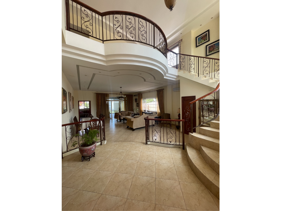 Venta de casa en Las Cumbres remodelada - 2