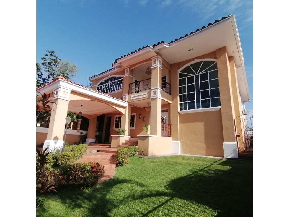 Venta de casa en Las Cumbres remodelada