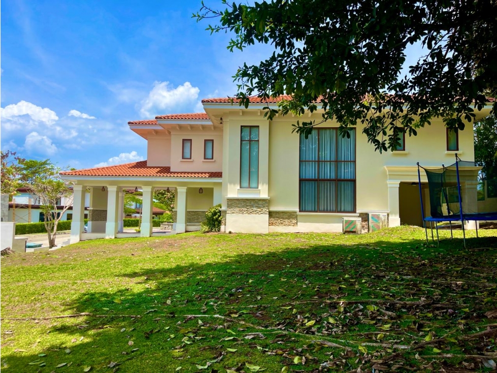 VENTA DE CASA EN CLAYTON - PH LOS SENDEROS CON DOBLE LOTE